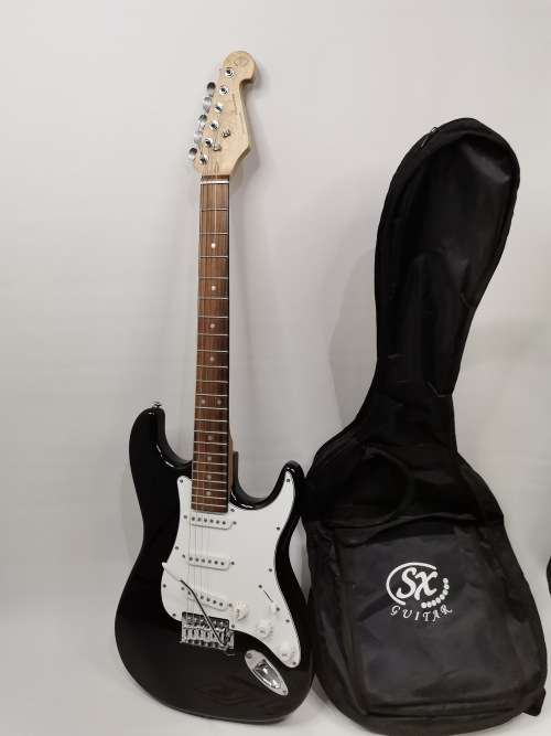 Sx El GUITAR WORKING TWO STRINGS NEEDS TO BE REPLACED NEW STRINGS INCLUDED!!!!