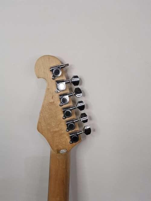 Sx El GUITAR WORKING TWO STRINGS NEEDS TO BE REPLACED NEW STRINGS INCLUDED!!!!