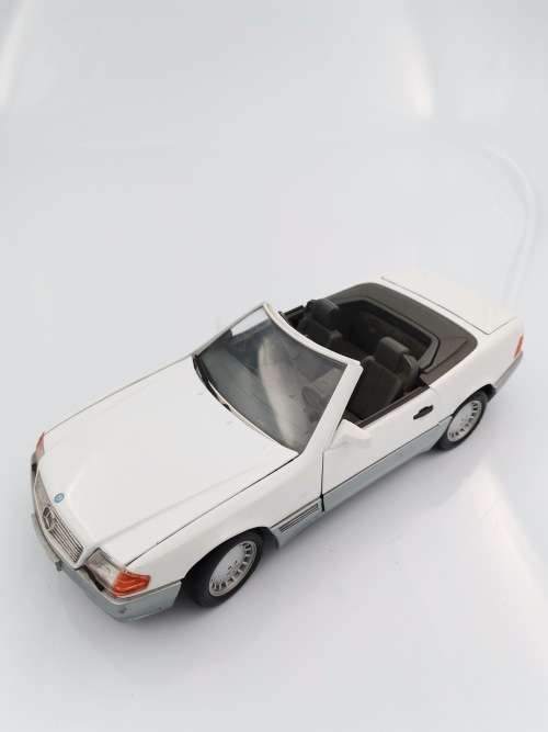 LARGE HIGHLY COLLECTABLE ROADLEGENDS MERCEDES BEN`S 500SL DIE CAST 1/18 SCALE!!!