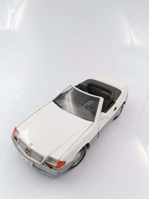 LARGE HIGHLY COLLECTABLE ROADLEGENDS MERCEDES BEN`S 500SL DIE CAST 1/18 SCALE!!!