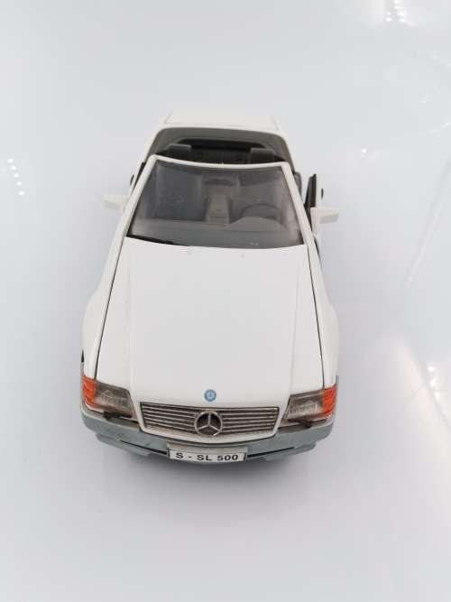 LARGE HIGHLY COLLECTABLE ROADLEGENDS MERCEDES BEN`S 500SL DIE CAST 1/18 SCALE!!!