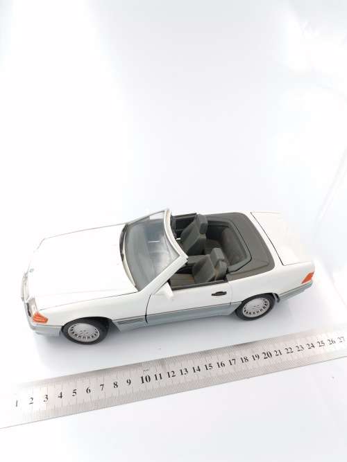 LARGE HIGHLY COLLECTABLE ROADLEGENDS MERCEDES BEN`S 500SL DIE CAST 1/18 SCALE!!!