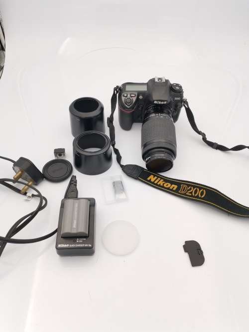 NIKON D2000 CAMERA WORKING COMPLETE WITH CHARGER AND LENSE PLEASE NOTE THE BATTERY COVER IS LOSE!!!