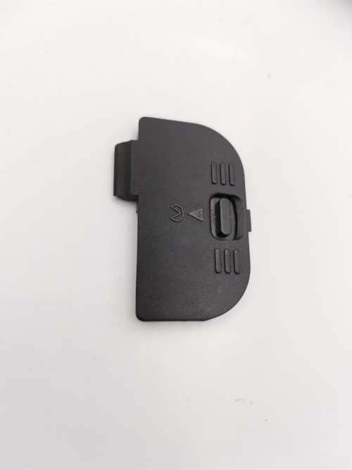 NIKON D2000 CAMERA WORKING COMPLETE WITH CHARGER AND LENSE PLEASE NOTE THE BATTERY COVER IS LOSE!!!