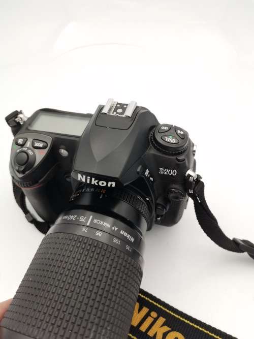 NIKON D2000 CAMERA WORKING COMPLETE WITH CHARGER AND LENSE PLEASE NOTE THE BATTERY COVER IS LOSE!!!