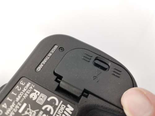 NIKON D2000 CAMERA WORKING COMPLETE WITH CHARGER AND LENSE PLEASE NOTE THE BATTERY COVER IS LOSE!!!