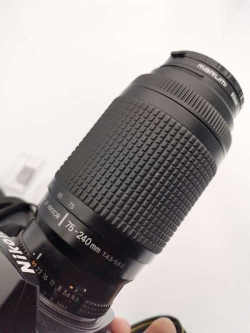 NIKON D2000 CAMERA WORKING COMPLETE WITH CHARGER AND LENSE PLEASE NOTE THE BATTERY COVER IS LOSE!!!