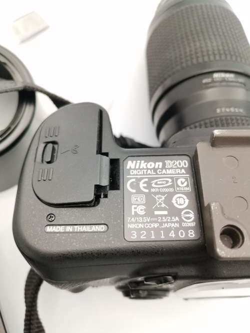 NIKON D2000 CAMERA WORKING COMPLETE WITH CHARGER AND LENSE PLEASE NOTE THE BATTERY COVER IS LOSE!!!