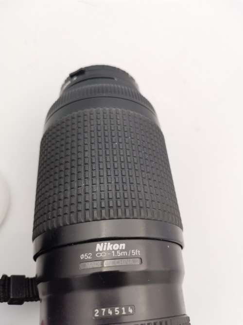 NIKON D2000 CAMERA WORKING COMPLETE WITH CHARGER AND LENSE PLEASE NOTE THE BATTERY COVER IS LOSE!!!