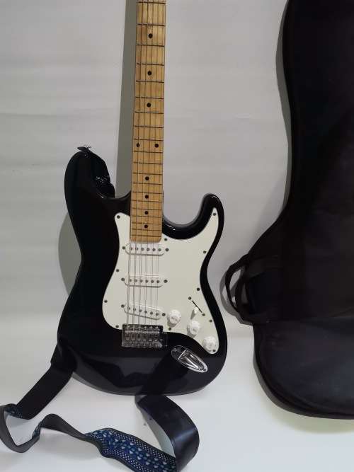 BEHRINGER ELECTRIC GUITAR WITH BAG WORKING