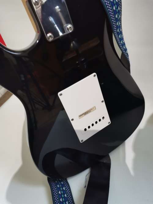 BEHRINGER ELECTRIC GUITAR WITH BAG WORKING