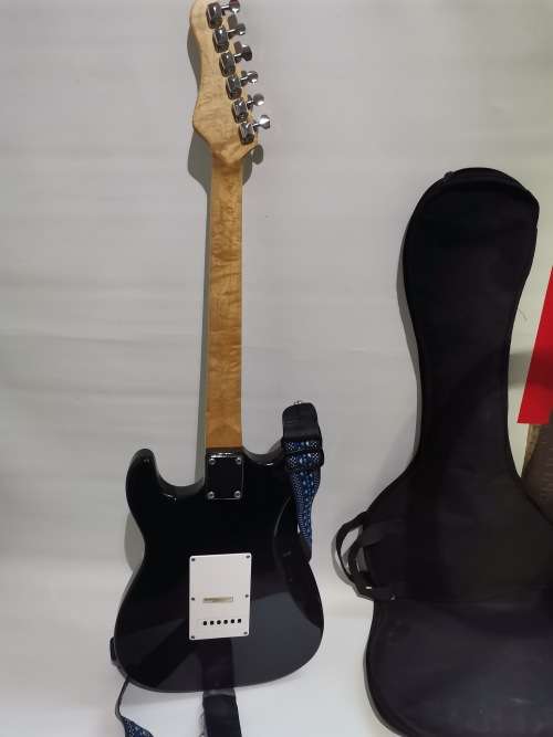 BEHRINGER ELECTRIC GUITAR WITH BAG WORKING