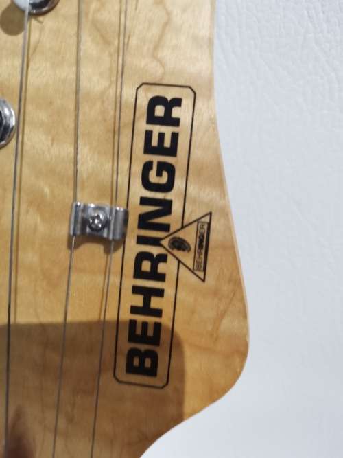 BEHRINGER ELECTRIC GUITAR WITH BAG WORKING