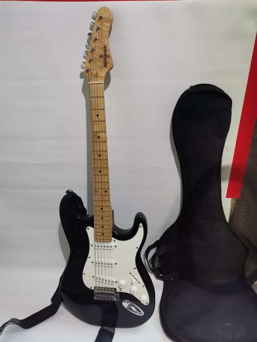 BEHRINGER ELECTRIC GUITAR WITH BAG WORKING