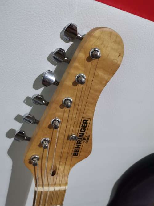 BEHRINGER ELECTRIC GUITAR WITH BAG WORKING