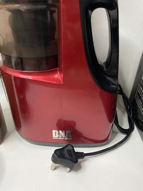 DNA COLD PRESS JUICER 250 WATT COMPLETE WORKING IN BOX !!!!