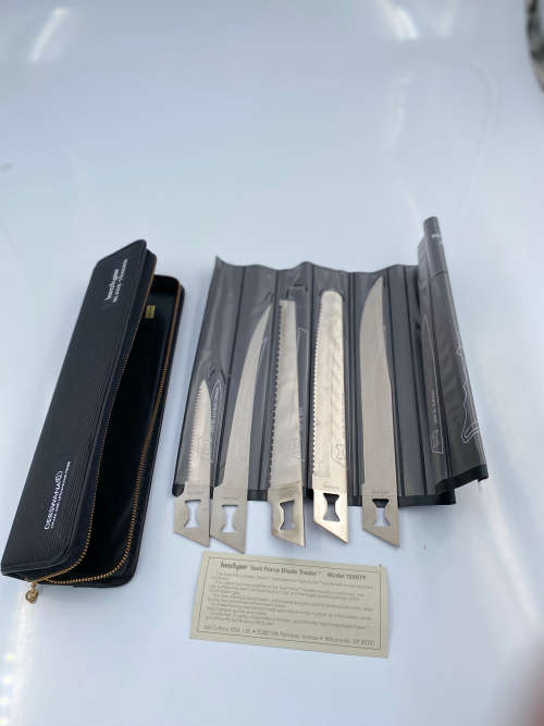 KERSAW BLADES IN CASE NO HADLE INCLUDED ONLY BLADES !!!!