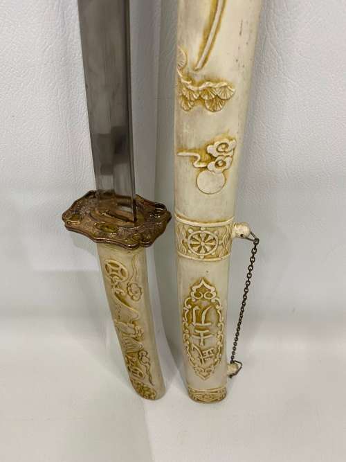 BEAUTIFUL HIGHLY DETAILED SWORD 80 CM MADE OF RESIN OR SOMESORT PF HARD MATERIAL!!!!