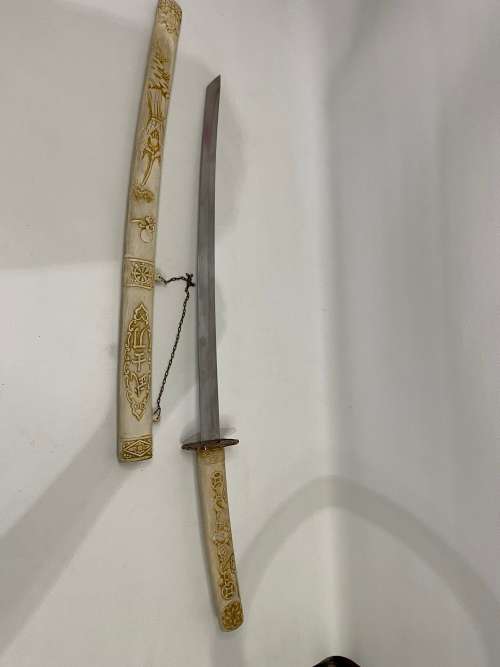 BEAUTIFUL HIGHLY DETAILED SWORD 80 CM MADE OF RESIN OR SOMESORT PF HARD MATERIAL!!!!