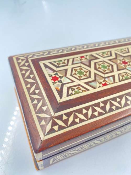 BEAUTIFUL WOODEN HIGHLY DETAILED INLAYS BOX