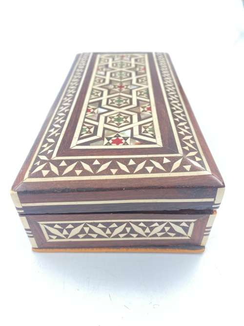 BEAUTIFUL WOODEN HIGHLY DETAILED INLAYS BOX