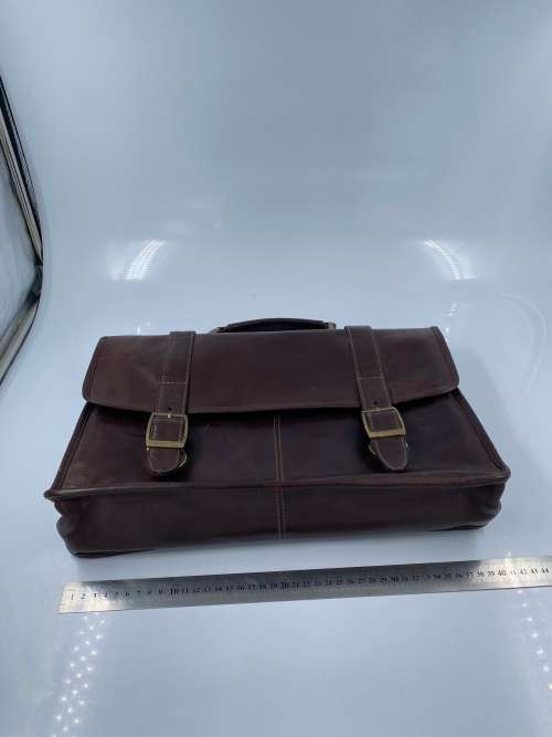 GOOD CONDITION MENS LEATHER BAG  !!!