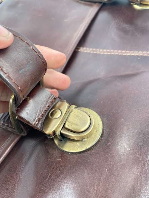 GOOD CONDITION MENS LEATHER BAG  !!!