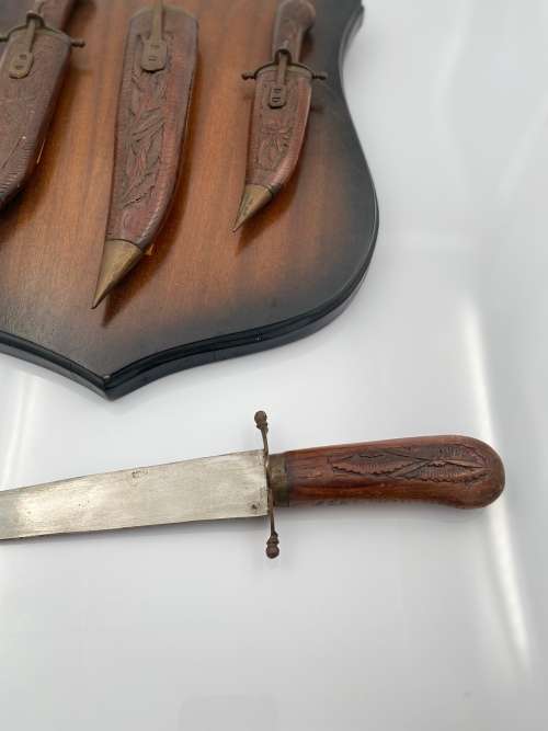 VINTAGE HIGHLY DETAILED KNIFE SET WALL HANGER !!!!