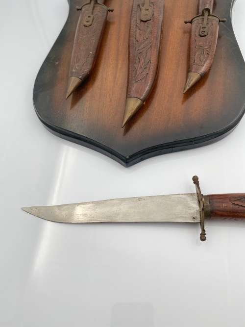 VINTAGE HIGHLY DETAILED KNIFE SET WALL HANGER !!!!