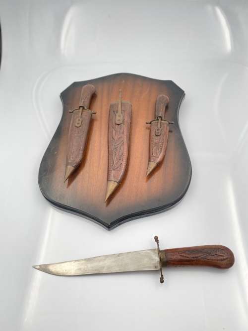 VINTAGE HIGHLY DETAILED KNIFE SET WALL HANGER !!!!