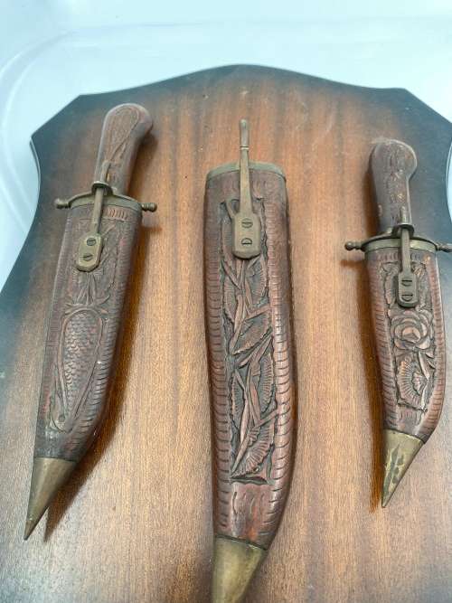 VINTAGE HIGHLY DETAILED KNIFE SET WALL HANGER !!!!