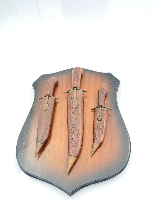 VINTAGE HIGHLY DETAILED KNIFE SET WALL HANGER !!!!