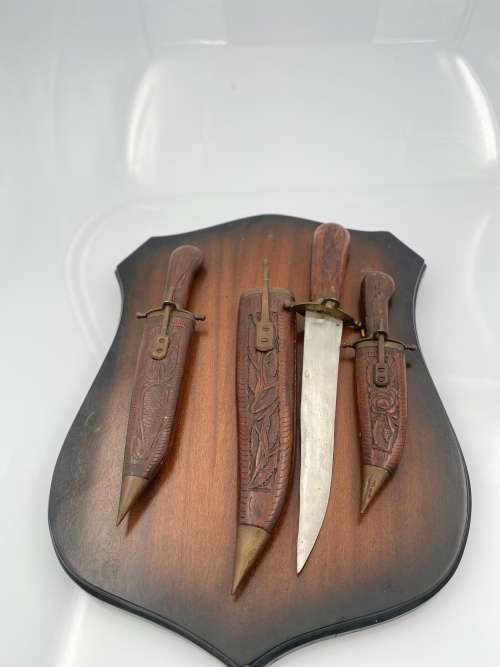 VINTAGE HIGHLY DETAILED KNIFE SET WALL HANGER !!!!