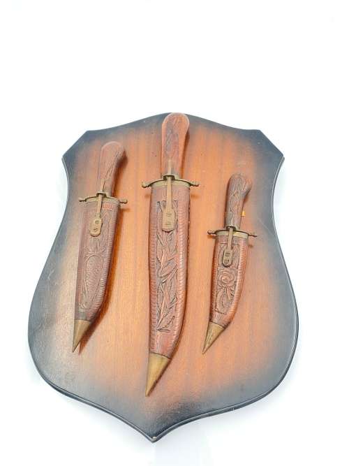 VINTAGE HIGHLY DETAILED KNIFE SET WALL HANGER !!!!