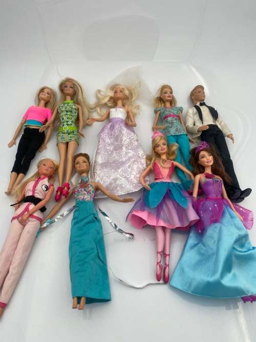 COLLECTION PF BARBIE DOLLS BID FOR ALL !!!!