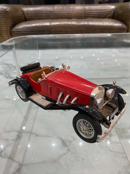 LARGE SCALE 1/18 BURAGO DIE CAST MERCEDES BENZ!!!!