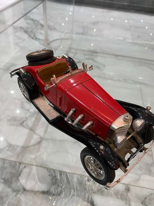 LARGE SCALE 1/18 BURAGO DIE CAST MERCEDES BENZ!!!!