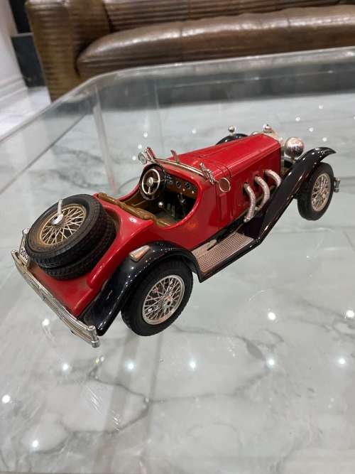 LARGE SCALE 1/18 BURAGO DIE CAST MERCEDES BENZ!!!!