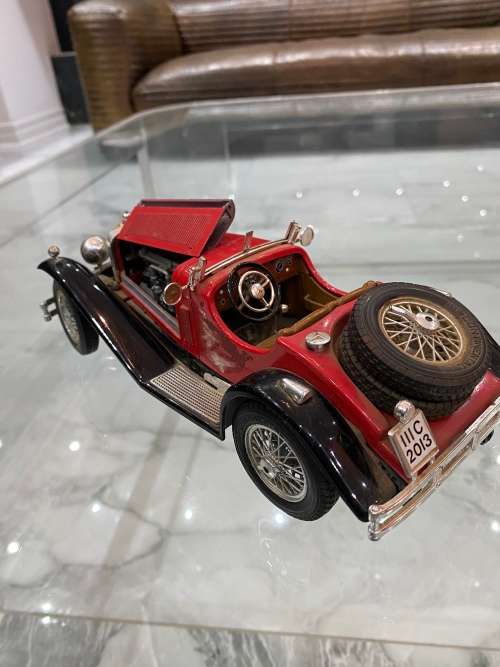LARGE SCALE 1/18 BURAGO DIE CAST MERCEDES BENZ!!!!