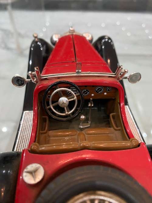 LARGE SCALE 1/18 BURAGO DIE CAST MERCEDES BENZ!!!!