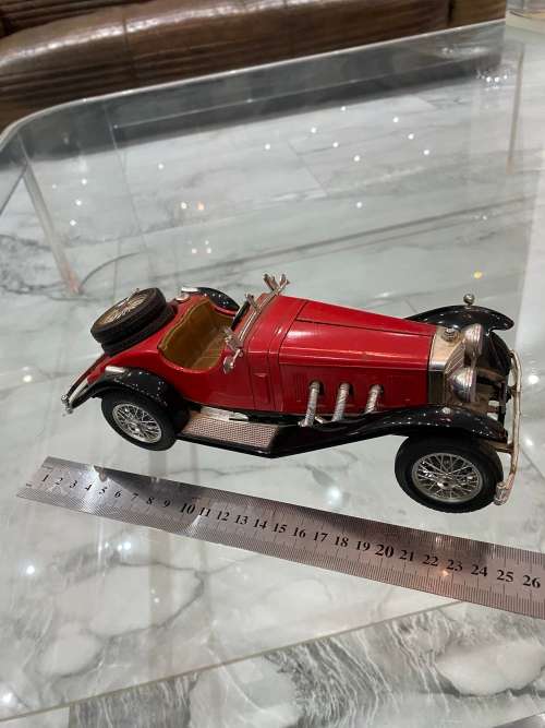 LARGE SCALE 1/18 BURAGO DIE CAST MERCEDES BENZ!!!!