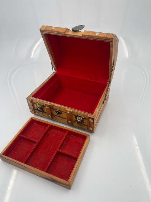 BEAUTIFUL HIGHLY DETAILED WOODEN JEWELLERY  BOX !!!!