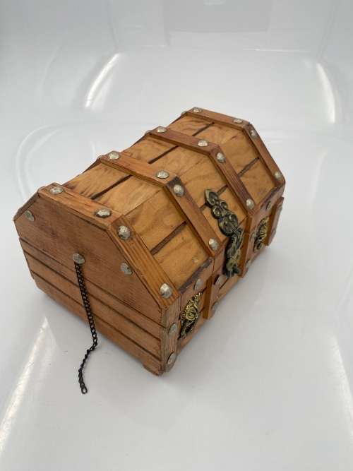 BEAUTIFUL HIGHLY DETAILED WOODEN JEWELLERY  BOX !!!!