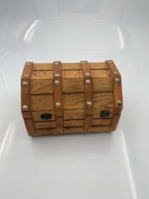 BEAUTIFUL HIGHLY DETAILED WOODEN JEWELLERY  BOX !!!!