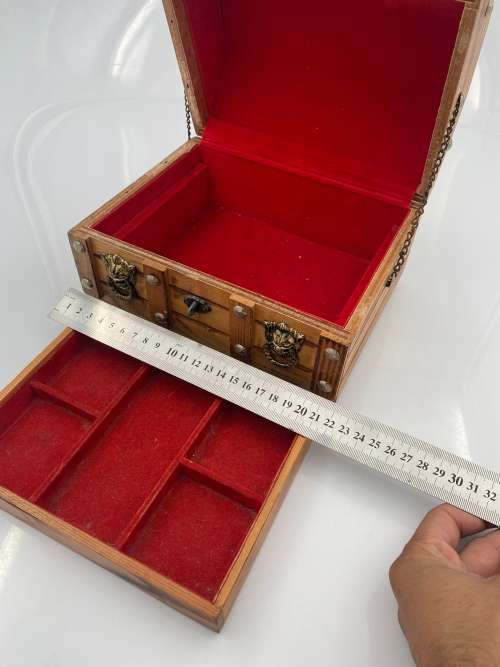 BEAUTIFUL HIGHLY DETAILED WOODEN JEWELLERY  BOX !!!!