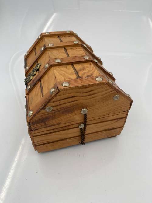 BEAUTIFUL HIGHLY DETAILED WOODEN JEWELLERY  BOX !!!!