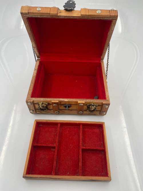 BEAUTIFUL HIGHLY DETAILED WOODEN JEWELLERY  BOX !!!!