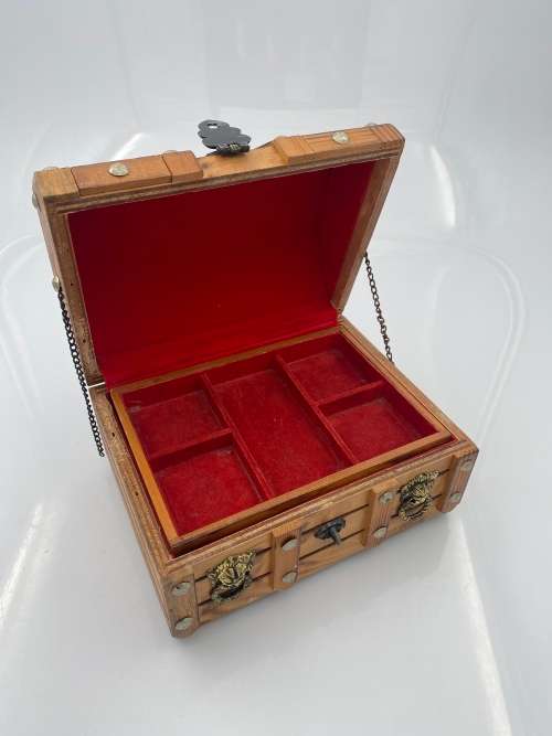 BEAUTIFUL HIGHLY DETAILED WOODEN JEWELLERY  BOX !!!!