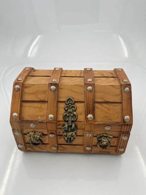 BEAUTIFUL HIGHLY DETAILED WOODEN JEWELLERY  BOX !!!!