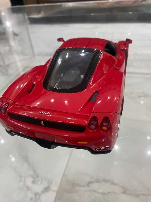 LARGE DIE CAST FERRARI HOTWHEELS ENZO FERRA!!!!!